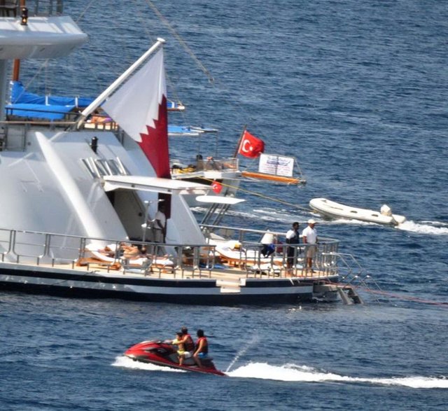 Emir Al Thani, Göltürkbükü açıklarına demirleyen yatın arkasında güneşlenirken büyük oğlu Şeyh Tamim bin Hamad bin Halife Al Thani ve küçük oğlu Şeyh Nawaf Bin Jassim Bin Jabor Al Thani ise jet-skiye bindi.