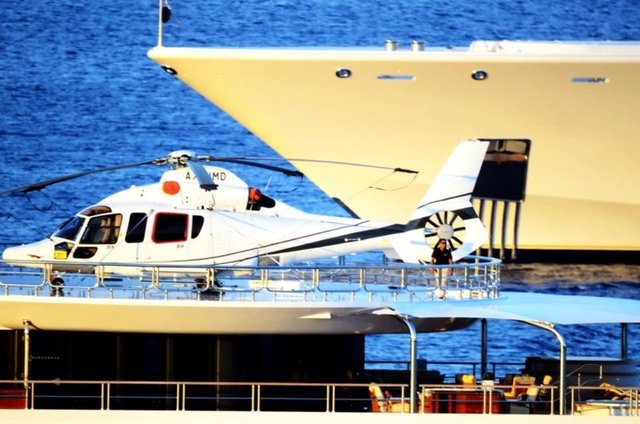 Helijkopterle yatına gelen Emir ve ailesinin 4 gün daha Bodrum'da tatiline devam edeceği ardından Rodos Adası'na geçeceği belirtildi. DHA