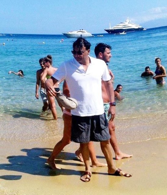 Mittal Ailesi, koyda süret teknesi ve jet ski'ye binip su kayağı yaptı. Daha sonra, Mittal Ailesi beş yıldızlı bir otelin beach clubına geçip denize girdi.