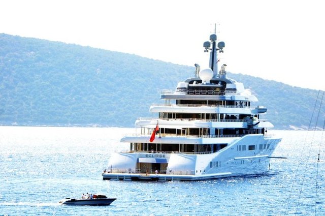 Üç yüzme havuzu, özel sinema salonları, dalış ve su sporları ekipmanları ve iki mini deniz altısının bulunduğu Eclipse isimli özel yat ise Bodrum'da yerli ve yabancı turistlerin ilgi odağı oldu.