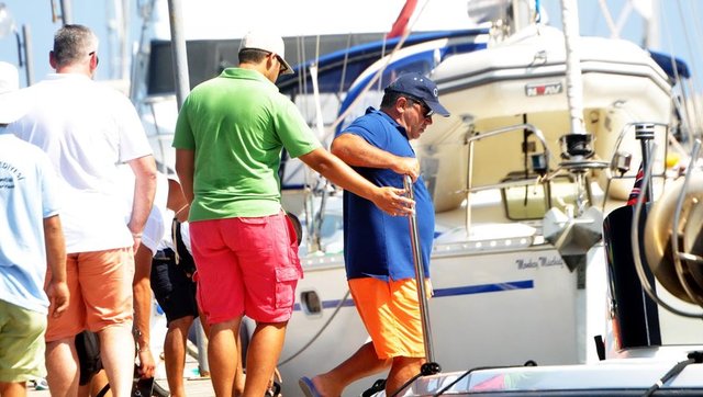 DÜNYANIN en zengin iş adamları arasında yer alan gaz üretim şirketlerinden Northgas'ın patronu Rus milyarder Farkhad Akhmedov, eşi ve üç çocuğuyla birlikte 115 metrelik yüzen sarayı Luna ile Muğla'nın Bodrum İlçesi'ne geldi.