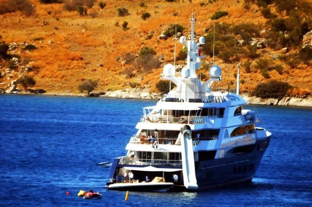 sahilinde yürüyüş yaptı. Akşam saatlerinde yata dönen Mittal Ailesi'nin 3 gün daha Bodrum'da tatilen devam edecekleri öğrenildi. DHA -  -