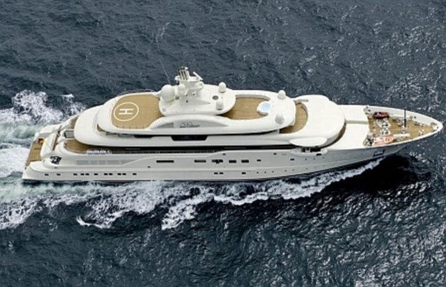 Rusya'nın en zengini milyarder iş adamı Alisher Usmanov'un bu yıl 110 metrelik 'Dilbar' adlı yatıyla bir hafta boyunca Göcek koylarını turladı.