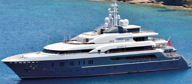 Cennet Koyu'nda demirleyen milyarder işadamı, çok sıkı korunduğu tatilinde gözlerden uzak eşi ve iki çocuğuyla yaz günlerinin keyfini sürüyor.