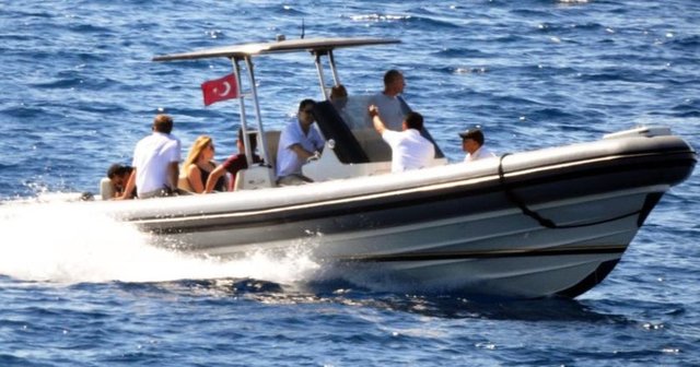 Zuchkova öğle saatlerinde ise bir koruma ordusu ile bindiği bot ile lüks bir otelin SPA merkezine gitti. Abramoviç'in ise iki gün içinde Bodrum'da olması bekleniyor.