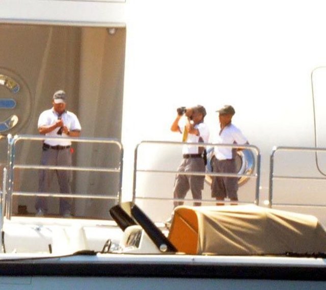 Yalıkavak Koyu'na kısa süreli demirleyen yattan inen Abraoviç ve beraberindekiler bir tatil köyüne gidip, denize girdi ve otelin SPA bölümünü kullandı. -