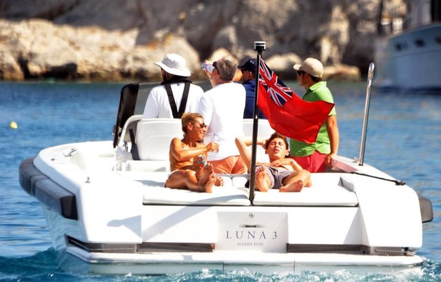 Süper lüks yatta 30'u hizmet için 20'si koruma 50 personel görev yapıyor. Su sporları ve dalış merkezi bulunan yatın üzerinde birisi kapalı birisi açık iki yüzme havuzu var. -