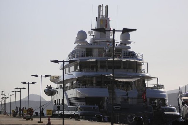 Korsan saldırısı ya da acil durumda turbo motorları sayesinde 75 knot hızla gidebilen güvenlik botu da yatta hazır tutuluyor. Her türlü lüksü barındıran yatın içinde jakuziler, spor salonu, çalışma odası, jetskiler de var. AA