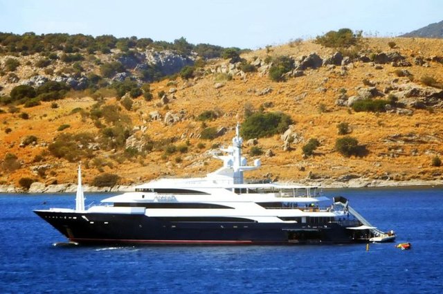 yatında bu defa İstanbul'da yapılan düğünle oğlu Aditya Mittal ile hayatını birleştiren gelinleri Magha Mittal de vardı.