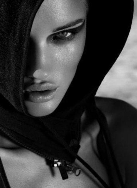 Victoria's Secret meleği olarak ünlenen Rosie Huntington Whiteley "Her gün koleksiyonumu kullanan kadınlar internet üzerinden mesajlar gönderiyor. Bana bu çamaşırlar içinde kendilerini nasıl özel hissettiklerini anlatıyorlar.