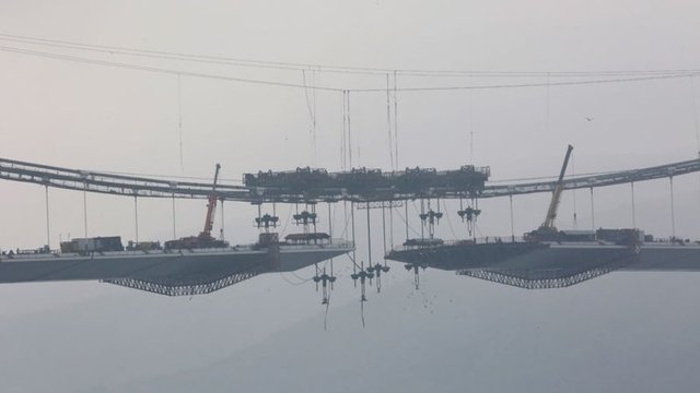 Köprünün toplam uzunluğu ise 2 bin 164 metre. Köprü bu özelliği ile üzerinde raylı sistem olan dünyanın en uzun asma köprüsü olacak.