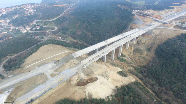 Viyadüklerin bazılarının yüksekliği 85 metreye ulaşıyor.