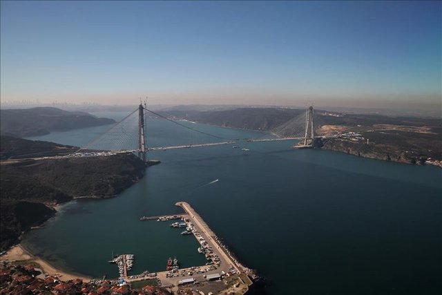 Dünyada "kuleler arası açıklığı en fazla" köprü özelliğine sahip mega proje, açılışı öngörülen sürede tamamlanırsa "en kısa sürede tamamlanan köprü" unvanını da elinde bulunduracak.