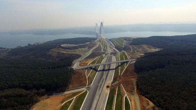 3. Köprü ve Kuzey Marmara Otoyolu Projesi kapsamında inşa edilen 116 kilometrelik otoyolda viyadükler önemli bir yer tutuyor. Otoyolun 13.5 kilometrelik kısmı viyadük üzerinden geçiliyor. Projede yer alan 64 viyadükten 48'inde çalışmalar tamamlandı, viyadükler araç geçişine hazır hale getirildi.