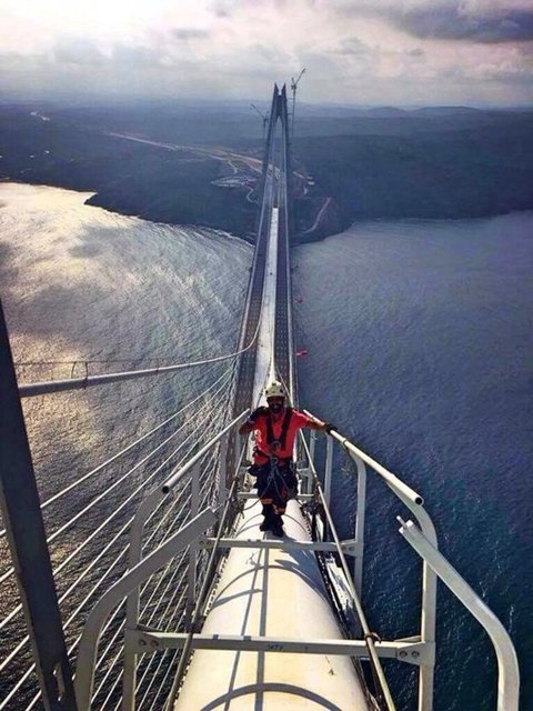 Boğazın eşsiz güzelliğinin tadını çıkarmak isteyenlerin özellikle Beykoz Anadolu Kavağı'ndaki Yoros Kalesi'nden çalışmaları ve manzarayı büyük keyifle izlediğini belirten Kal, İstanbullular'ın, boğazın her iki yakasından da bu muhteşem eserin gece görüntüsünün keyfini çıkarabileceklerini sözlerine ekledi.