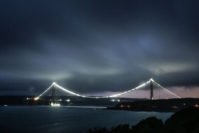 3. KÖPRÜ GÖZ KAMAŞTIRDI! - Tarihi İpek Yolu'nun devamı niteliğindeki Yavuz Sultan Selim Köprüsü'nde çalışmalar hava muhalefetine rağmen kontrollü şekilde devam ederken, ışıklandırılan köprü muhteşem görüntüsüyle göz kamaştırdı.
