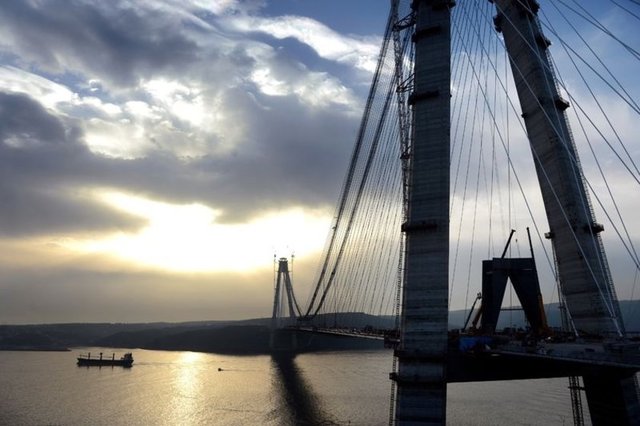 3. KÖPRÜDE SON 9 METRE - Yapımına 2013 yılında başlanan 3 milyar dolar maliyetli 3. Boğaz Köprüsü ve Kuzey Marmara Otoyolu projesinde iki yakanın birleşmesine sadece 9 metre kaldı.