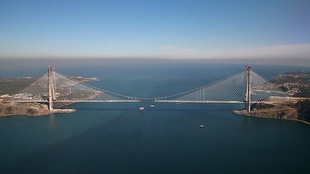 Cumhuriyet tarihinin en önemli altyapı projeleri arasında gösterilen Yavuz Sultan Selim Köprüsü'nde çalışmalar aralıksız sürüyor. İstanbul'un iki yakasını 3. defa birleştirecek Yavuz Sultan Selim Köprüsü'ndeki son durum havadan görüntülendi.