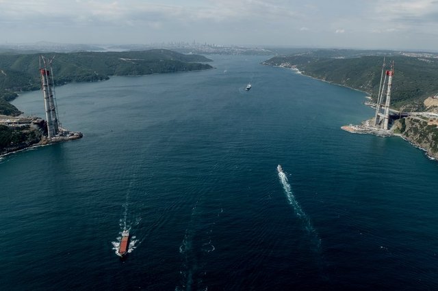 Dolaylı pek çok katkısının olacağını belirterek, tır ve kamyonların şehir trafiğini rahatsız etmeden direkt geçişlerinin mümkün olacağını, bunun tüm paydaşlar için kazançlı bir durumu beraberinde getireceğini kaydetti.