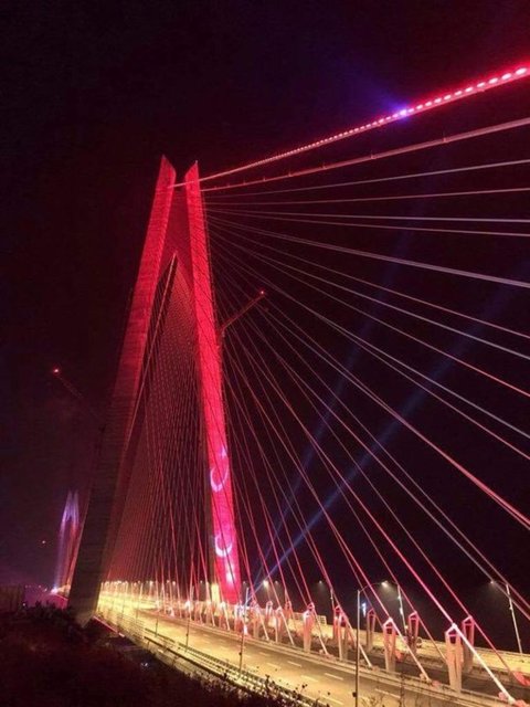 Köprünün ışık tasarımı için yaklaşık 5 milyon dolar harcanacağı tahmin edilirken, köprüde yüzde 40 tasarruflu led aydınlatma sistemi kullanıldı.