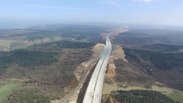 Köprüdeki çalışmalarla birlikte yürüyen otoyol çalışmalarının önümüzdeki Ağustos ayı içinde tamamlanması bekleniyor.