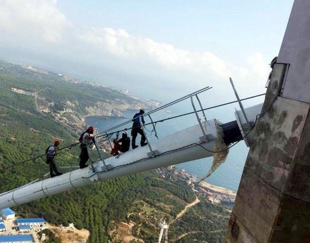 Endüstriyel Dağçı Heval Kal, köprünün aydınlatma işlemlerinin tamamlandığını, testlerin yapıldığını söyledi. Köprünün kulelerinde çalışmanın heyecan verici olduğunu belirten dağcı Kal, "Yıllardır bu işle uğraşıyorum ama bu heyecanı yaşamak ayrı bir duygu. Muhteşem doğa ve deniz görüntüsü ayaklarımızın altında. Bu işlemler bittikten sonra İstanbul ışıl ışıl yeni gerdanlığına kavuşacak" dedi.