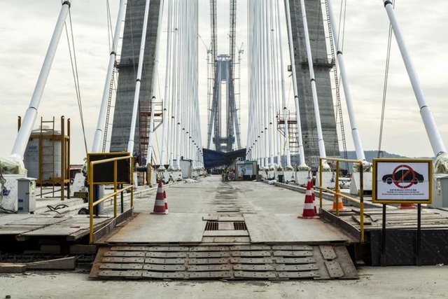 Çelik tabliye montaj ve kaynak işlemlerinde artık "Lifting Gantry" adı verilen yeni dev vinç kullanılıyor. "Kayar Vinç (Lifting Gantry), ana halatın üzerine kurulan 2 tane parçadan oluşuyor, her bir parçanın ağırlığı 190 ton ağırlığında.