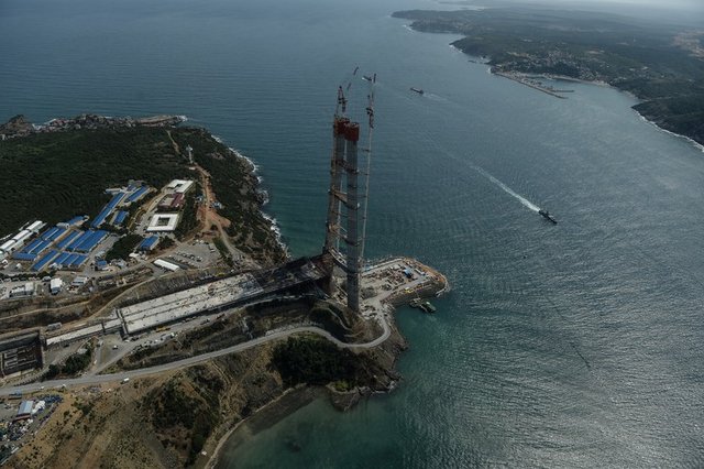Yaklaşık 4 bin 627 kişinin çalıştığı projede, 737 makine ve 51 çeşitli ekipmanın kullanılıyor ve hava şartları uygun olduğu zamanlarda 24 saatlik vardiyaya geçiliyor.