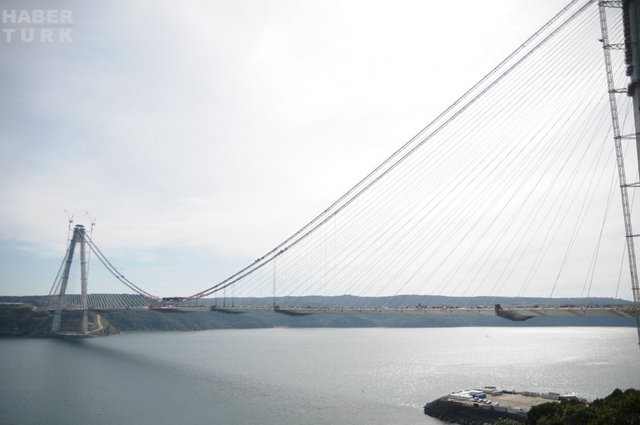 3. KÖPRÜ TAMAMLANDI! - İki kıtayı üçüncü kez buluşturacak olan Yavuz Sultan Selim Köprüsü'nde sona gelindi. Köprü inşaatında iki yakayı birleştirecek son tabliye bugün eklendi. (Fotoğraflar: Serhan Sevin)