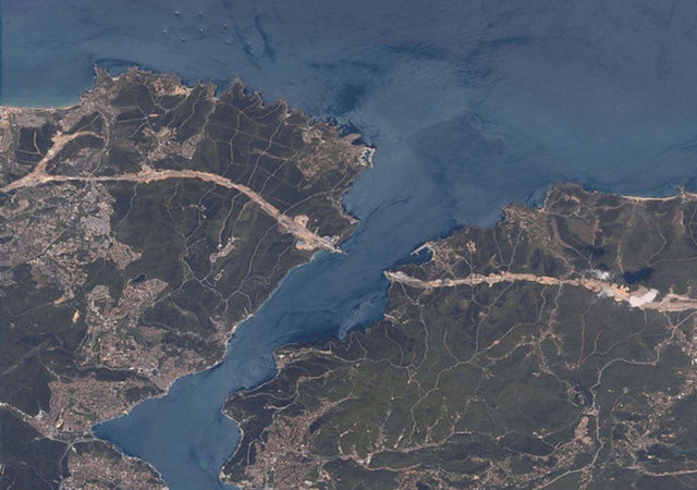 TÜBİTAK'ın RASAT uydusundan çekilen fotoğraflar, köprünün temel atım aşamasından son tabliyenin yerleştirdiği anı içeriyor.