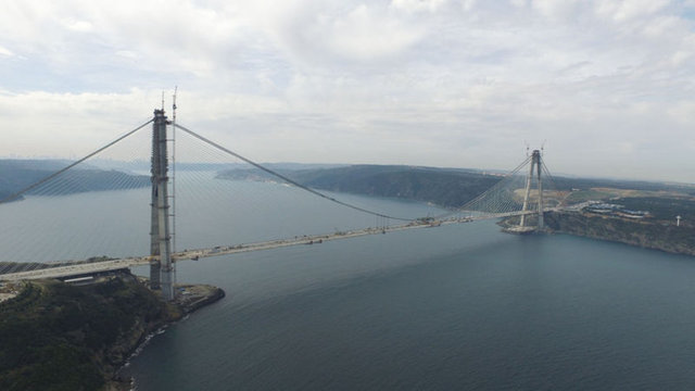 Yaklaşık 2 yıl 9 ay içinde araçların karşıdan karşıya geçecek hale geldiği Yavuz Sultan Selim Köprüsü'nde çalışmalar sürerken gözler projenin oto yollarına çevrildi.