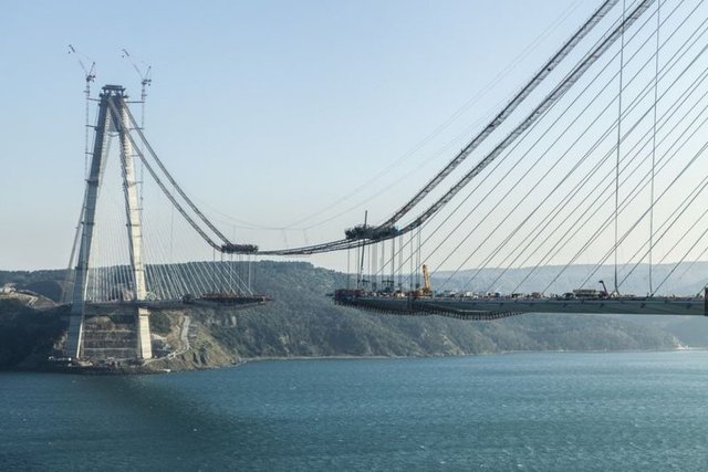 Yapımına 2013 yılında başlanan 3 milyar dolar maliyetli 3. Boğaz Köprüsü ve Kuzey Marmara Otoyolu projesinde iki yakanın birleşmesine çok az kaldı.