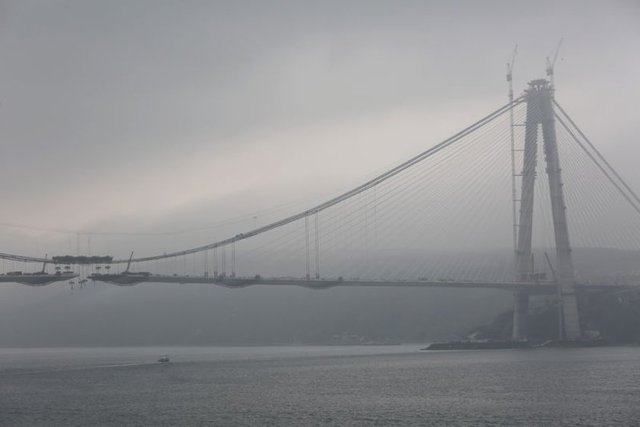 Bin 460 işçi ve mühendisin 24 saat aralıksız çalıştığı 3. boğaz köprüsü 59 metrelik genişliği ile bittiğinde dünyanın en geniş köprüsü unvanını alacak.