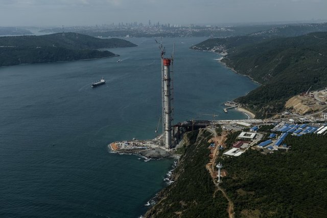 Günde ortalama bin 500 aracın trafiğe katıldığı İstanbul'da, 3. Boğaz Köprüsü Projesi'nin de içinde bulunduğu Kuzey Marmara Otoyolu Projesi ile Odayeri-Paşaköy Kesimi Projesi'nin yapımı devam ediyor.