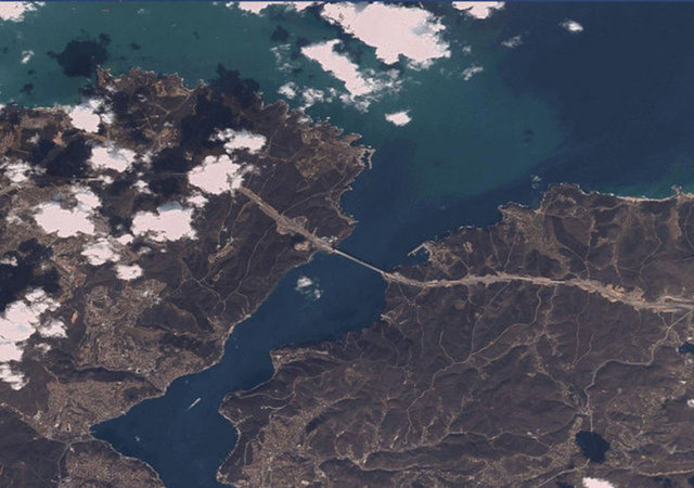 Yavuz Sultan Selim Köprüsü'nün yapım aşaması TÜBİTAK'ın RASAT uydusu tarafından adım adım görüntülendi.