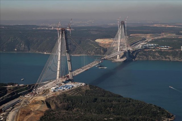 3. Boğaz Köprüsü ve Kuzey Marmara Otoyolu Projesi, 2023 yılında dünyanın en büyük 10 ekonomisi arasına girmeyi hedefleyen Türkiye'yi, bu hedefine daha da yaklaştıracak ve çağdaş Türkiye'nin simgelerinden biri olacak.