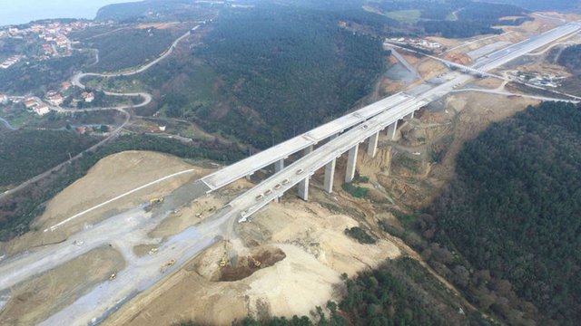 Tamamlanan viyadük ve yolların büyük bölümü ise asfaltlanarak ulaşıma hazır hale getirildi.