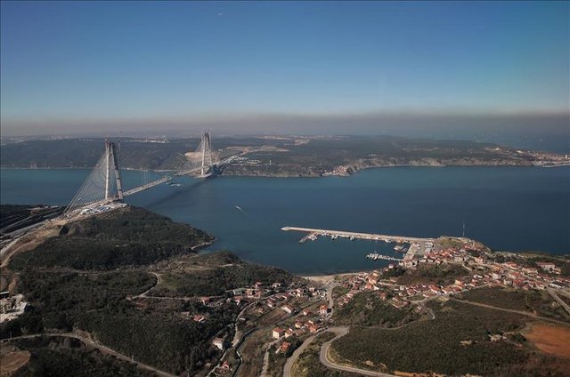 Yavuz Sultan Selim Köprüsü, 59 metrelik genişliğiyle dünyanın en geniş, bin 408 metrelik ana açıklığıyla üzerinde raylı sistem olan dünyanın en uzun, 320 metreyi aşan yüksekliğiyle ise dünyanın en yüksek kulesine sahip asma köprüsü olacak. 4,5 milyar lira yatırım maliyeti bulunan proje, Güney Koreli ve Türk mühendislerin gayretiyle yükseliyor.