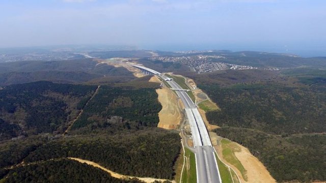 Projede vadiler, normal yollara göre 4 kat daha maliyetli olan viyadüklerle aşılırken, bazı bölgelerde viyadüklerin yüksekliği 85 metreyi buluyor. Proje çerçevesinde 13.5 kilometre uzunluğunda 64 viyadük inşa ediliyor.
