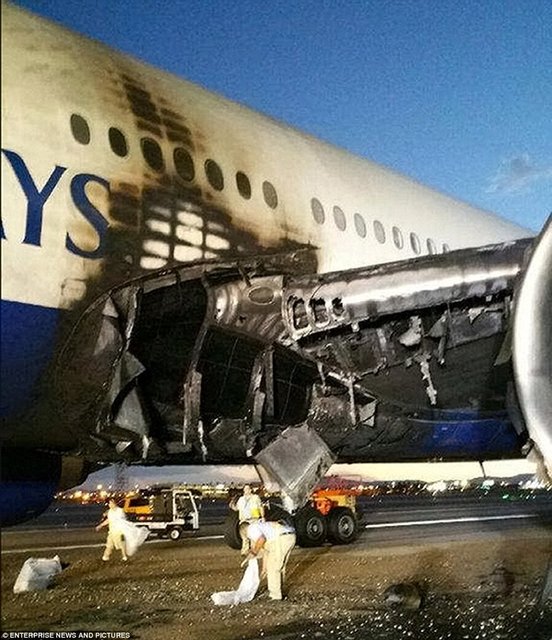 İtfaiye olay yerine gelip söndürme çalışmalarına başlarken kokpit ekibi yolcuların tahliyesine karar verdi. -
