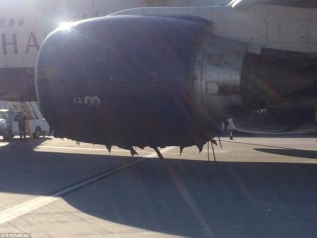 Yolcular slide olarak adlandırılan şişme kaydıraktan tahliye olurken çıkan panikte bazı yolcular da hafif şekilde yaralandı. -