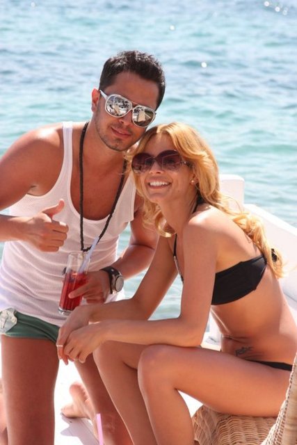 Bugünlerde Çeşme sahillerini kasıp kavuran dedikodunun kahramanları olarak yakışıklı popstar, güzel bir kadın ve Kanuni Sultan Süleyman'ın şehzadelerinin adı kulaktan kulağa fısıldanıyor!