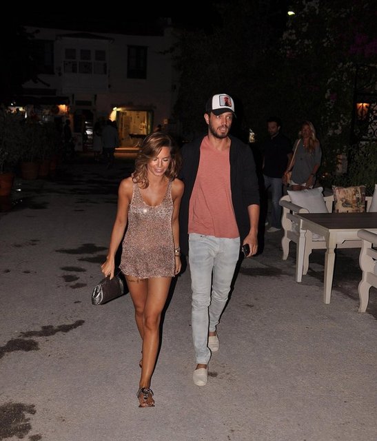 Yakışıklı popstar Murat Boz, güzel kadın ise onun 7 yıllık sevgilisi Eliz Sakuçoğlu.