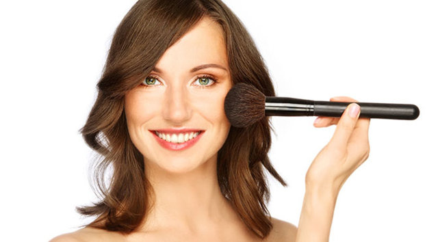 1- Palyaço elmacık kemikleri -   - Yapılmaması gereken: Allığı fazla kaçırarak rengi abartmak!