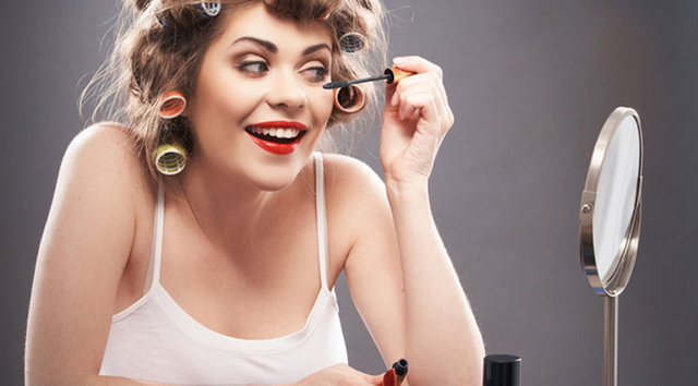 Üç kat sürmek, istediğinizi elde etmenize yeterli olacaktır. Kredi kartı ya da bir parça kağıt kullanarak etrafa yayılmasını da önleyebilirsiniz.