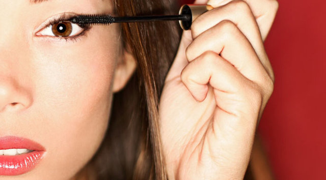 Üst kirpiklerden başlamak: Rimel sürerken göz kapaklarınıza ve gözaltlarınıza gelen noktalar sizi de rahatsız etmiyor mu? Bunu önlemek için en güzel yöntem alt kirpikten başlamak.
