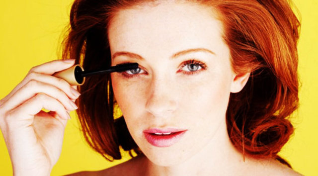 Rimel sürerken fırçayı sürekli tüpe batırmak, tüpün içine hava kaçırmanıza neden olur; bu da rimelin zamanla kuruması demektir.