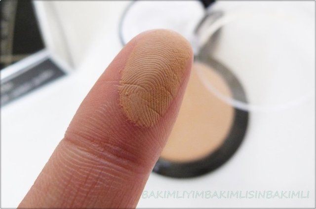 İkinci basamak: Eğer spreyi çok kullandıysanız, bir adet kağıt havlu alın ve nazikçe suratınıza yapıştırın. Fazlalığı emmesini bekleyin.