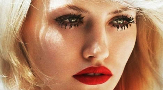 Eski rimel kullanmak: Dermatolog Dr. Debre Jaliman: "Gözünüze sürdüğünüz her şeyin temiz ve yeni olması gerekir." diyor. Yani asla eski rimel kullanmayın.