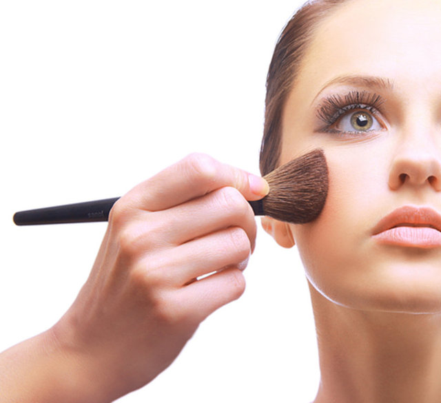 İkinci basamak: Eğer yanaklarınız hâlâ çok parlaksa daha mat tonlarda başka bir pudrayla rengi dengeleyin. Mat tonlar daha prezantabl gözükmenizi sağlayacak.